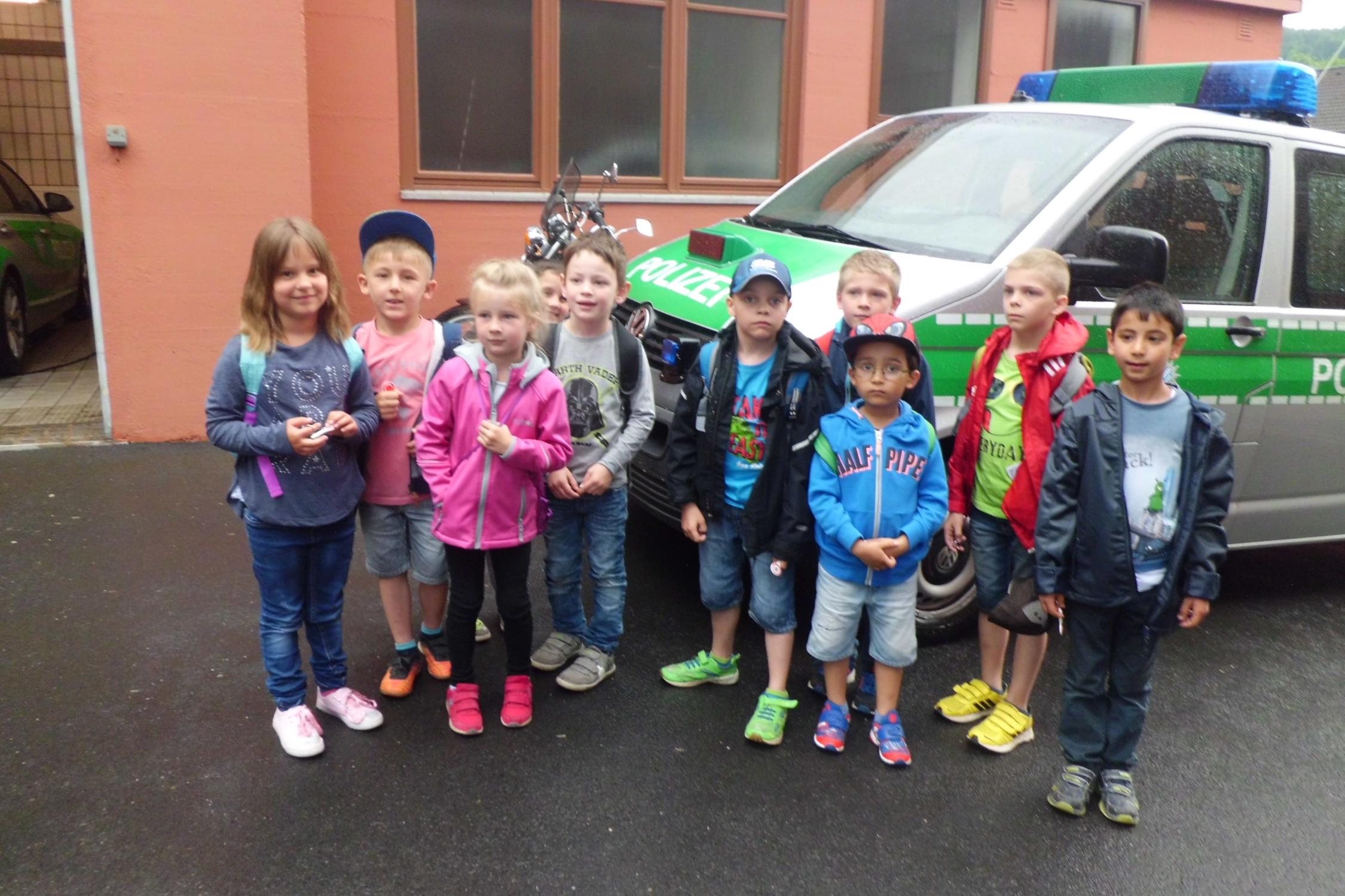 Kindergartenkinder besuchen die Polizei in Ludwigsstadt