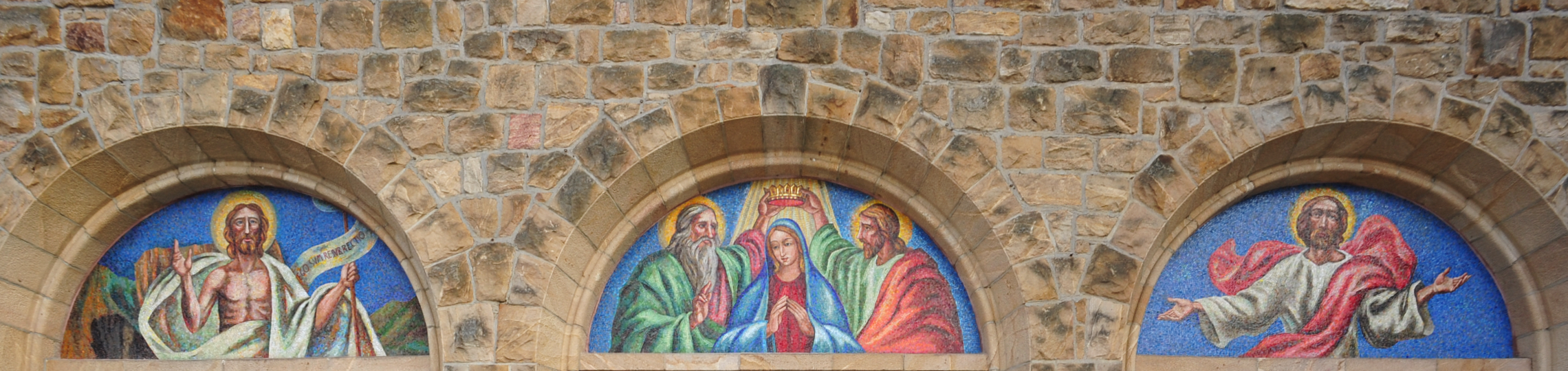 Eingangsportal der Herz-Jesu-Kirche Pressig