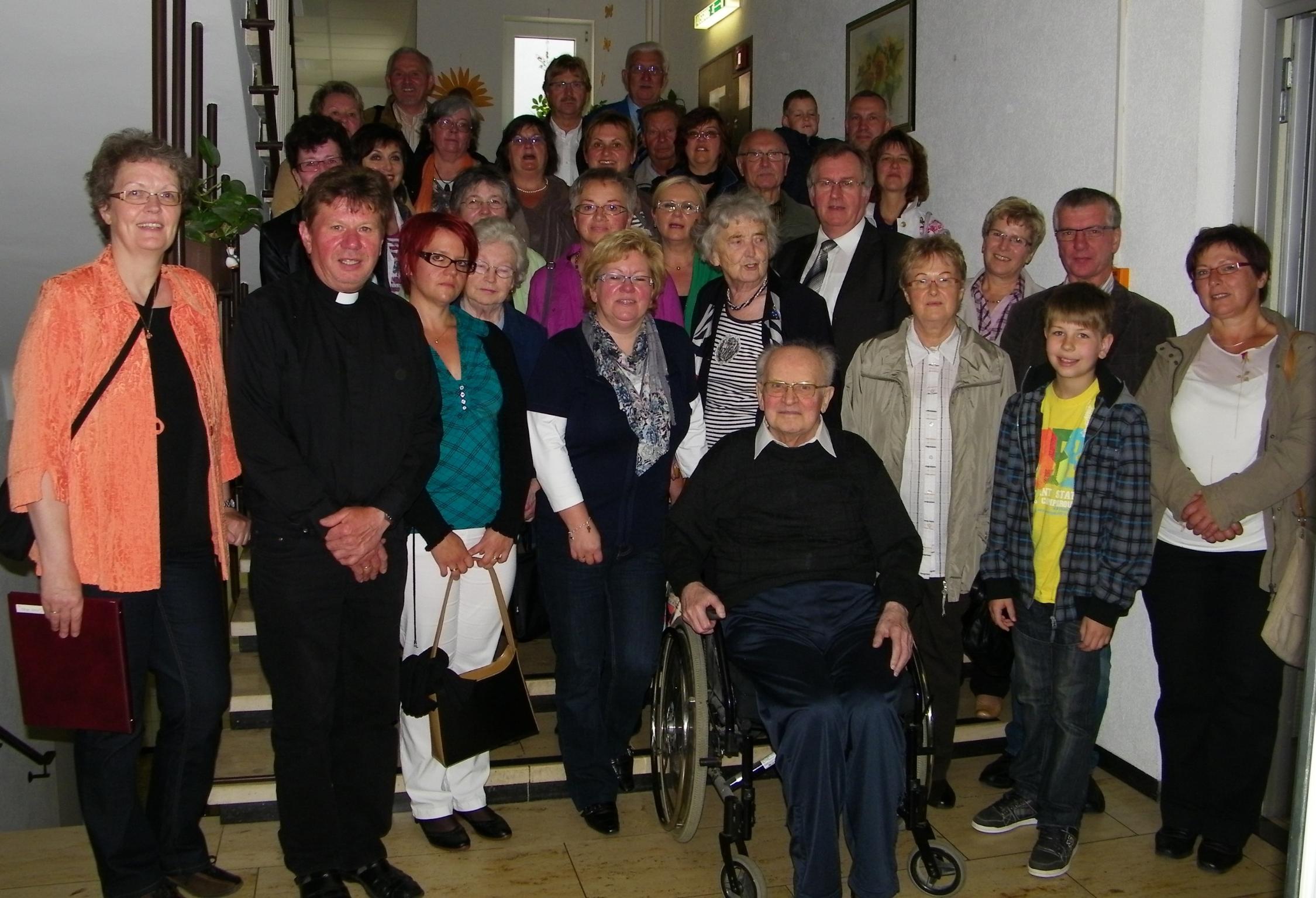 Besuchergruppe bei Pfarrer Endres