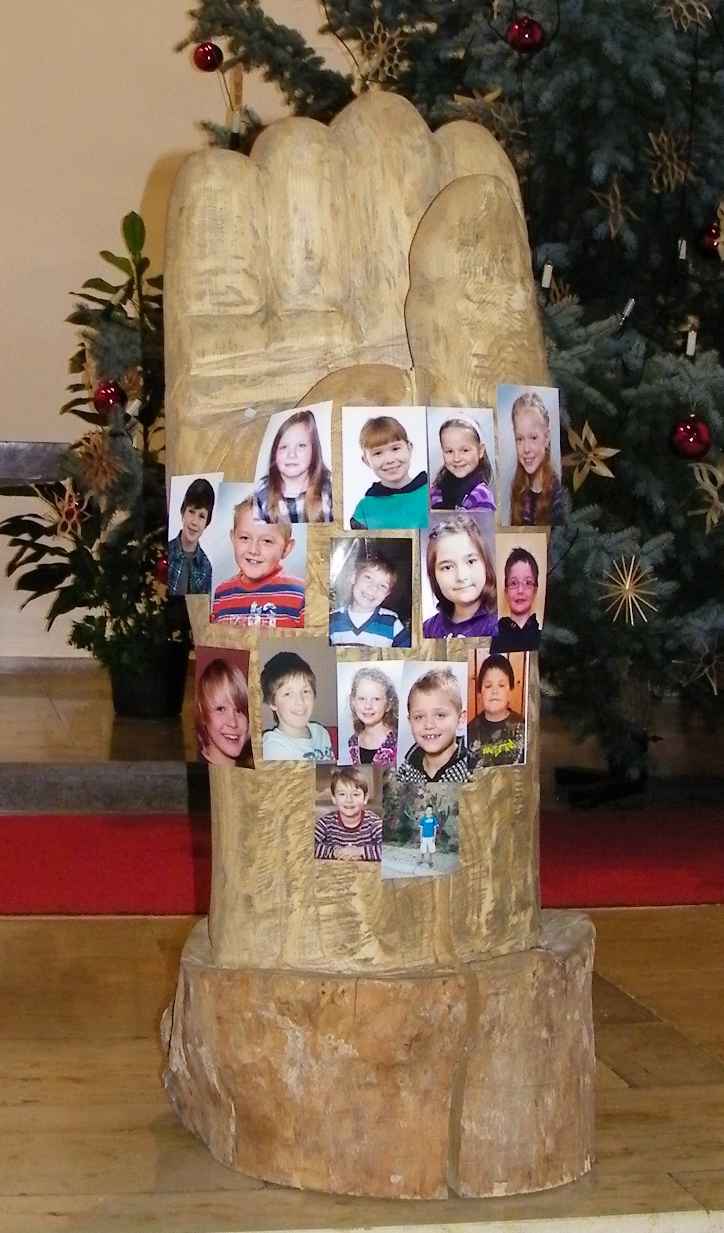 Holz - Hand mit den Erstkommunionkindern