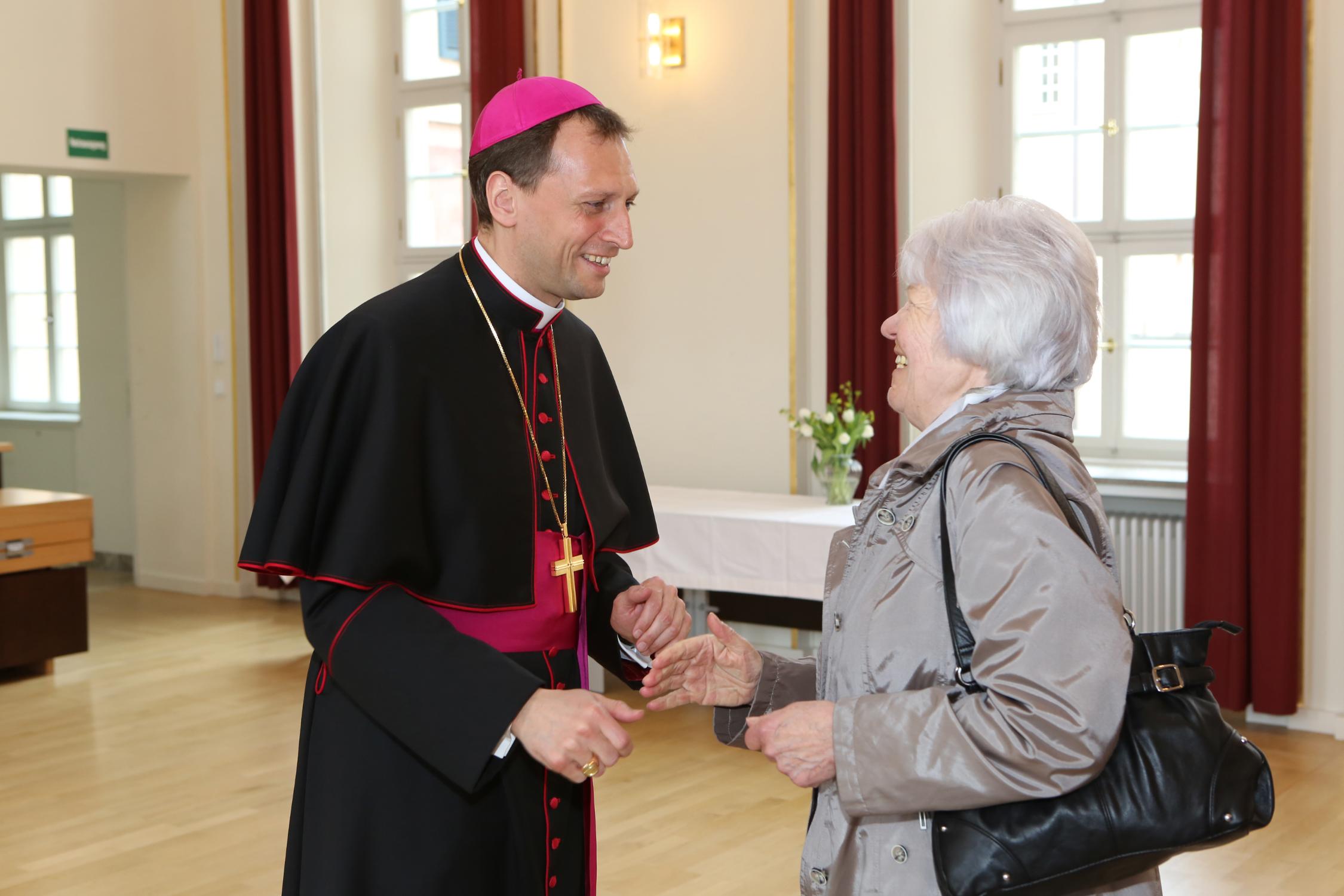 Bischofsweihe Herwig Gössl wird von einer Dame beglückwünscht
